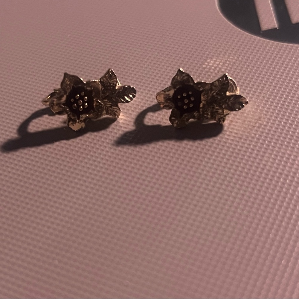 Vintage silver tone Sarah Coventry floral clip on earrings